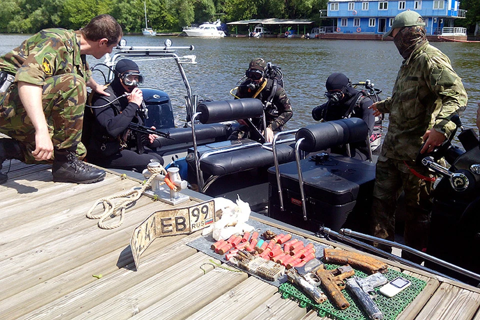 Плановая тренировка пловцов под Крылатским мостом закончилась обнаружением целого арсенала огнестрельного оружия. ФОТО Росгвардия