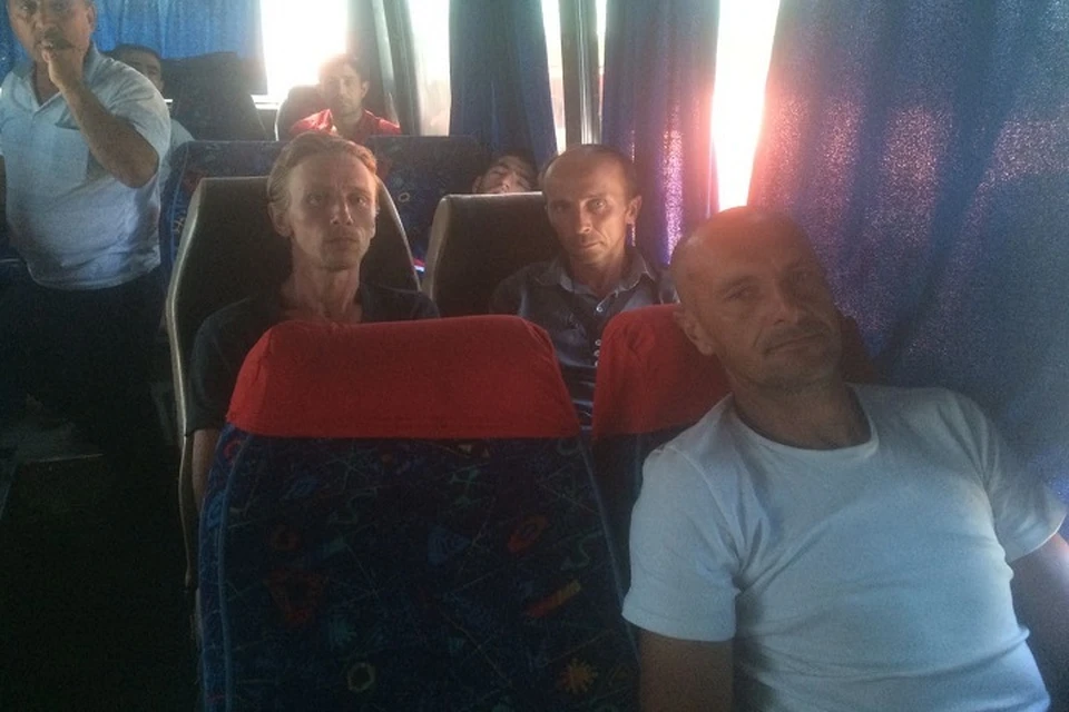 Андрей Горбач (на переднем плане) Александра Евлаш и Виктор Страхаль освобождены из рабства в Дагестане.