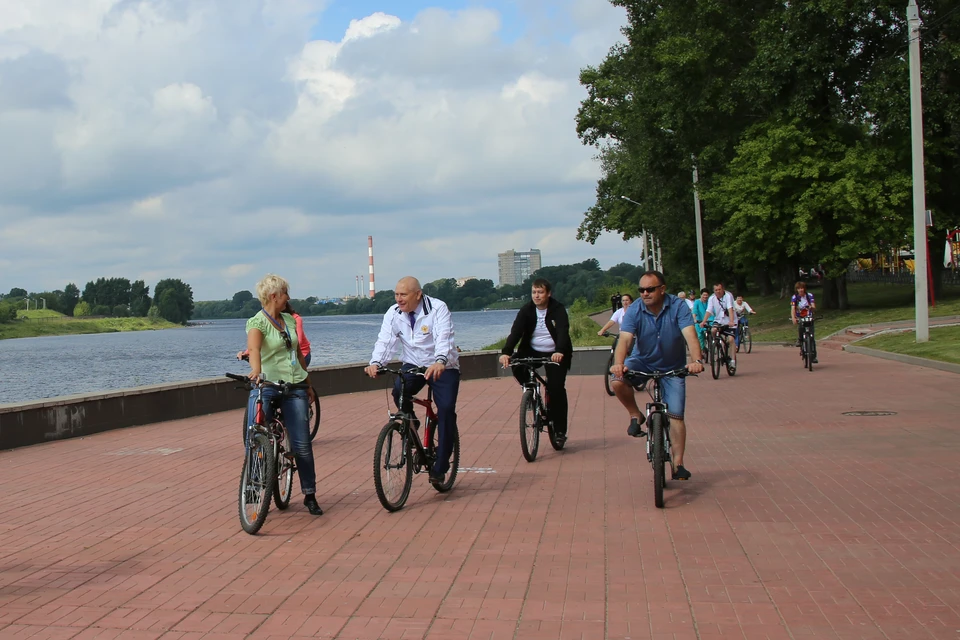 Участники проехали по городу на велосипедах вместе с главой Твери Александром Корзиным. Фото: пресс-служба ТГД