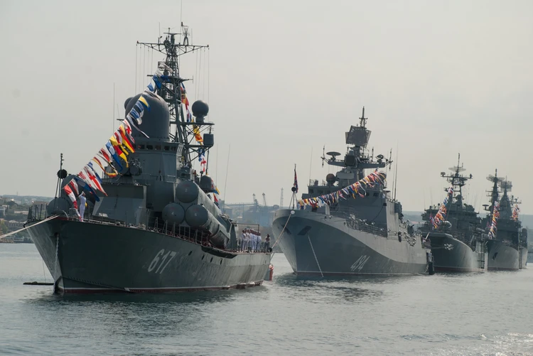 День ВМФ в 2017 году в Севастополе: от парада кораблей до салюта
