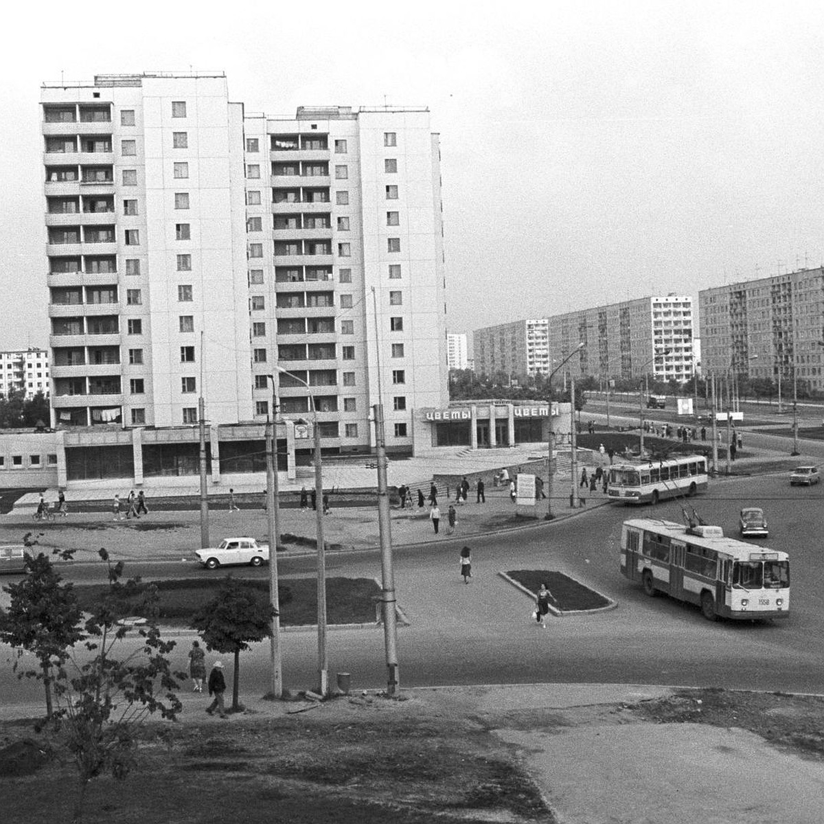 Жители Востока сажали огороды вдоль проспекта Независимости, а на месте  кинотеатра «Аврора» была гора с советским флагом - KP.RU