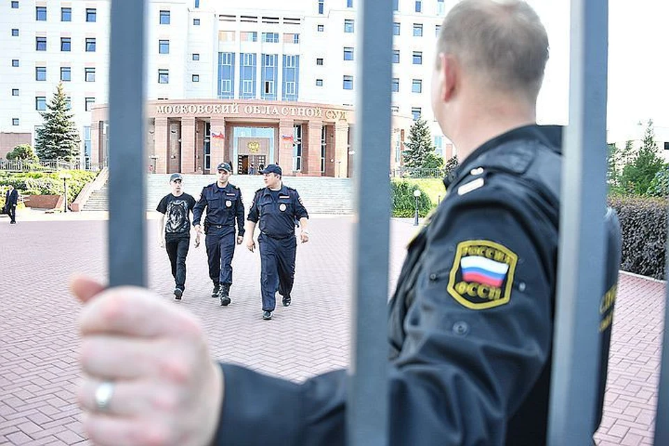 Полицейские у здания Мособлсуда.
