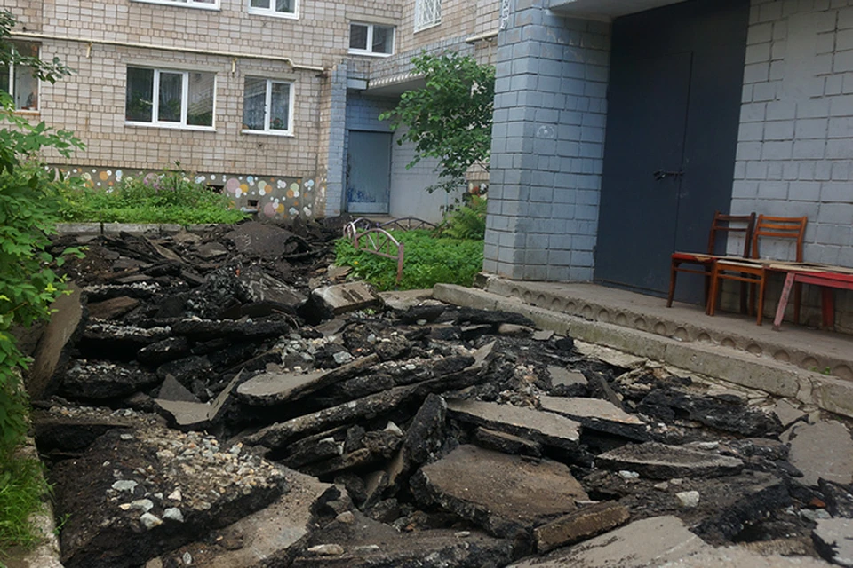 Некомфортная среда: ижевский двор по улице Репина превратили в груду асфальта