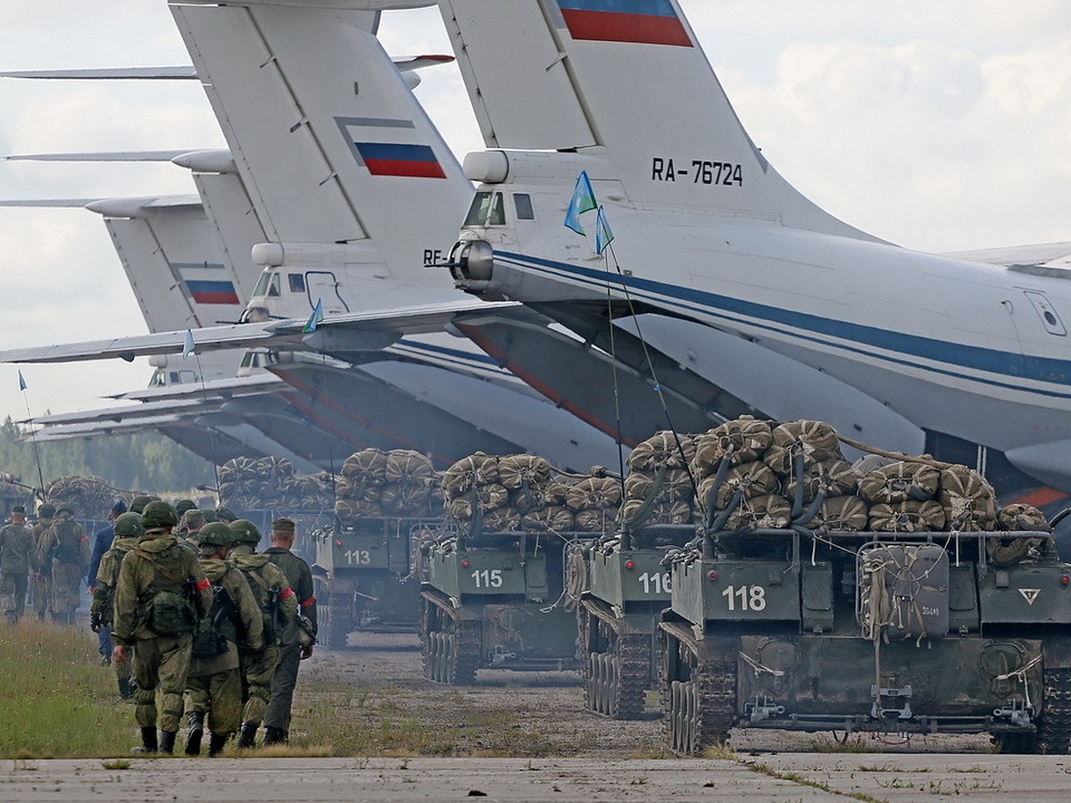 Воздушно космические силы и воздушно десантные войска. Ил 76 десантный. Самолёт ил-76 ВДВ. Самолет десантников ил 76. Ил 76 ВДВ Псков.