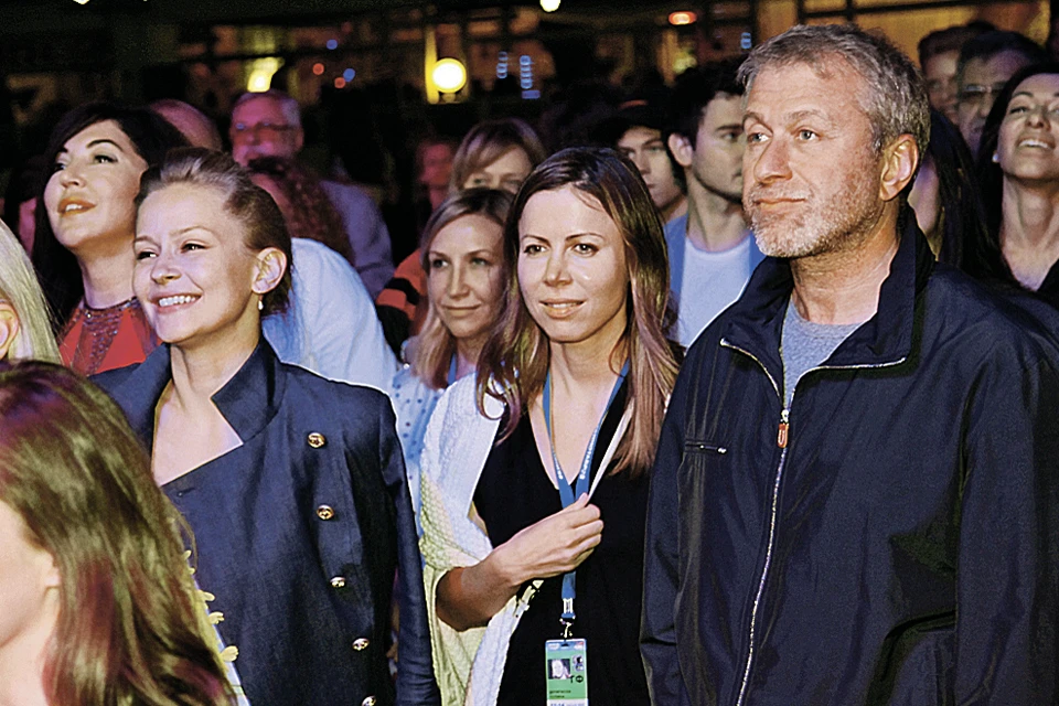 На «Кинотавре» рядом с Романом Аркадьевичем чаще всех видели Юлию Пересильд (слева) и Полину Дерипаску (в центре), жену Олега Дерипаски.