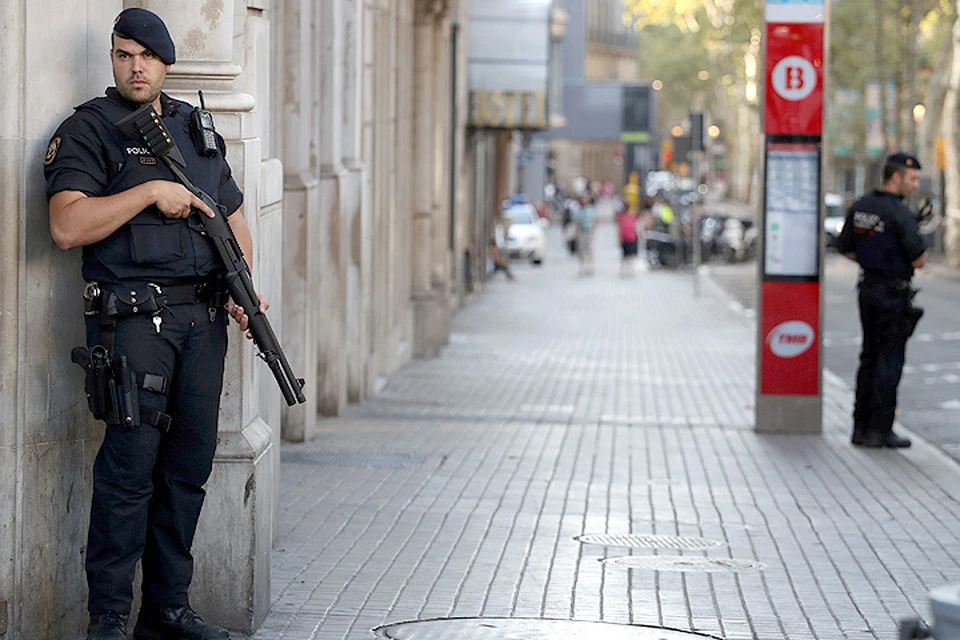 Полицейский патруль на улице Рамбла в Барселоне.