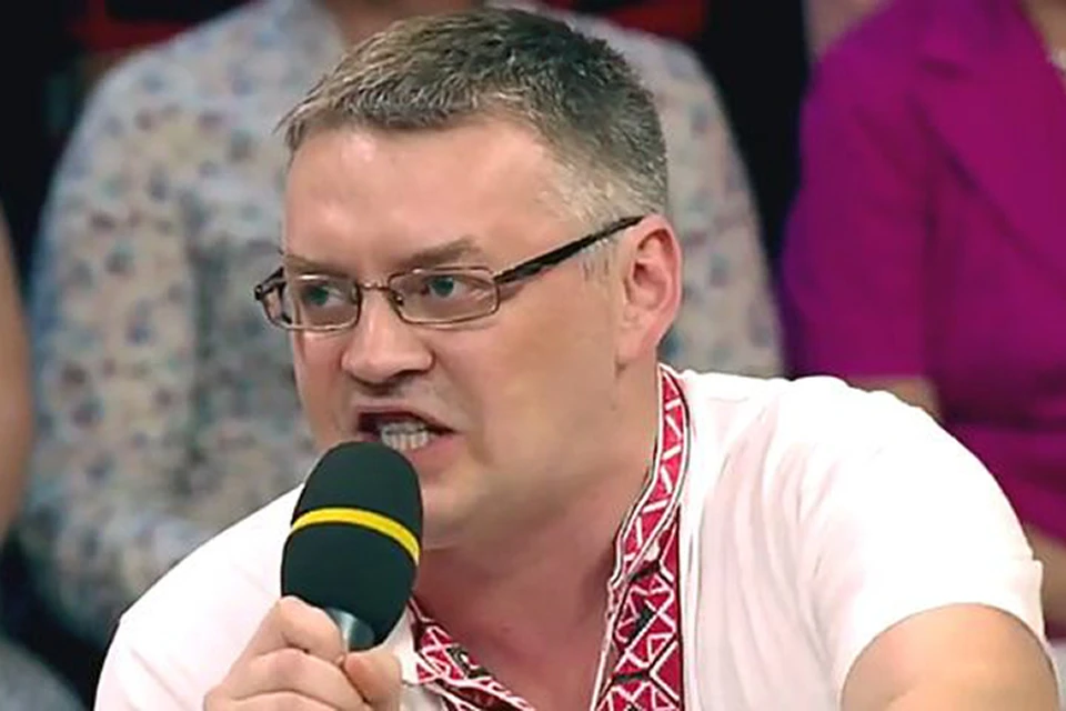 Человека зовут Дмитрий Суворов, он представляется «украинским политологом»