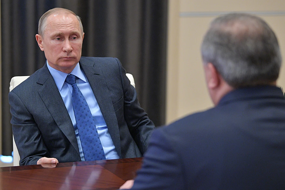 Владимир Пучков доложил главе государства, как эмчээсовцы борются с пожарами и их последствиями на юге страны. Фото: Алексей Дружинин/ТАСС