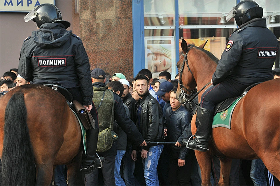 Москва, Проспект мира. Традиционное столпотворение на праздник "Курбан Байрам" в сентябре 2016 года.