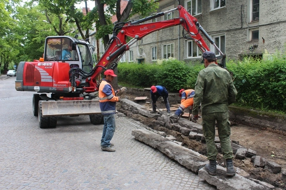 Строительство тротуара на одной из улиц Центрального района. Не факт, что придорожные деревья переживут этот ремонт.