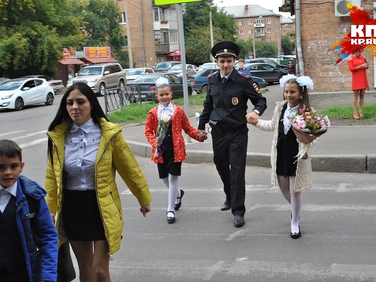 Стоп, машина! Школьник идет! – Красноярские госавтоинспекторы помогают  ребятам переходить дорогу - KP.RU