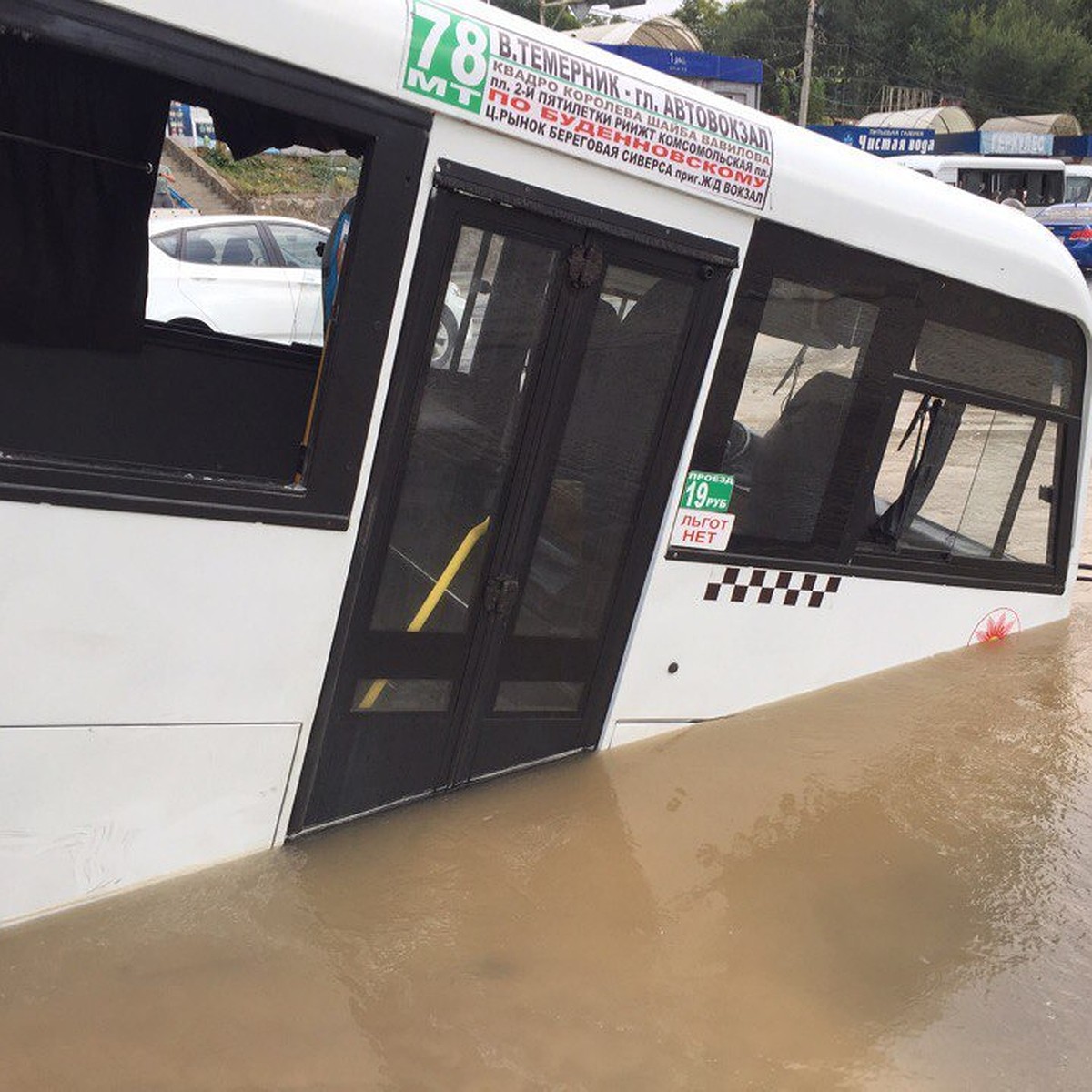 В Ростове-на-Дону маршрутка провалилась в яму с водой: пассажиры били  стекла, чтобы спастись - KP.RU