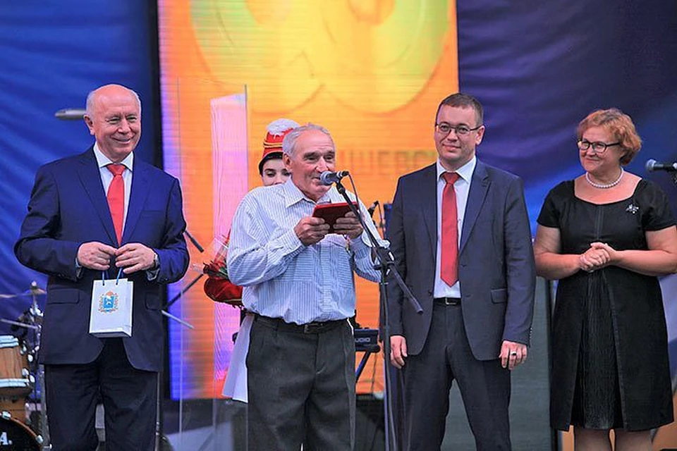 Сотрудник ННК Виктор Зотов получил из рук губернатора почетный знак «Трудовая Слава». Фото: АО «ННК»