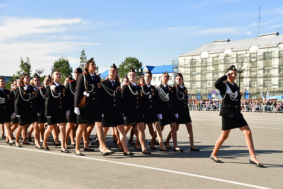 2 сентября в Южно-Сахалинске прошел парад в честь Дня окончания Второй мировой. Торжественным строем прошли по площади Победы и девушки-кадеты