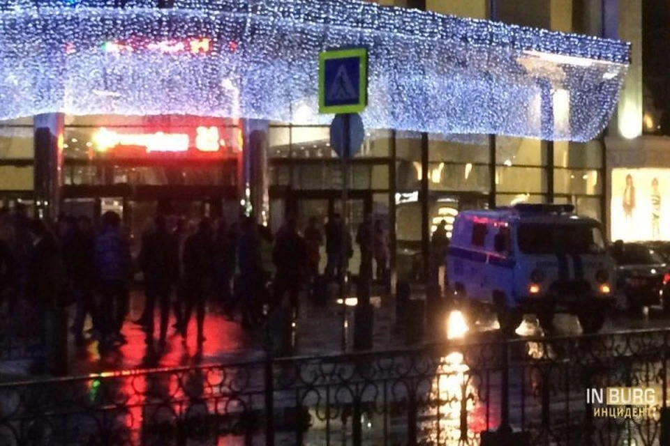 Поздно ночью людей вывели на улицу. Фото: сообщество "Инцидент.Екатеринбург" в социальной сети vk.com