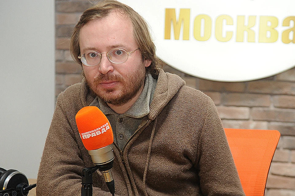 Журналист Дмитрий Ольшанский на радиостанции `Комсомольская правда`.