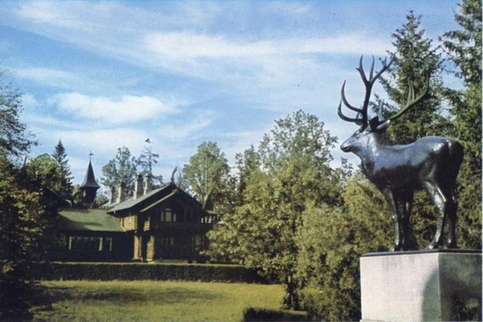 Бронзовый олень стал настоящим символом в пущи, 1930-е годы. Фото Отто Штейнфата.