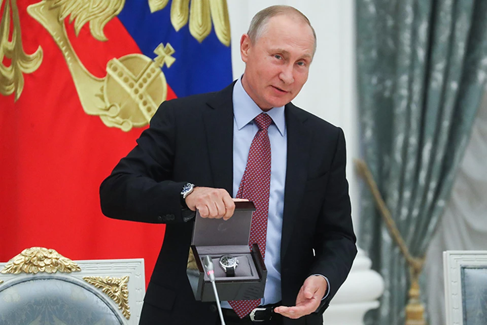 Президент поздравил Андрея Костина с днем рождения и подарил ему часы. Фото: Сергей Савостьянов/ТАСС
