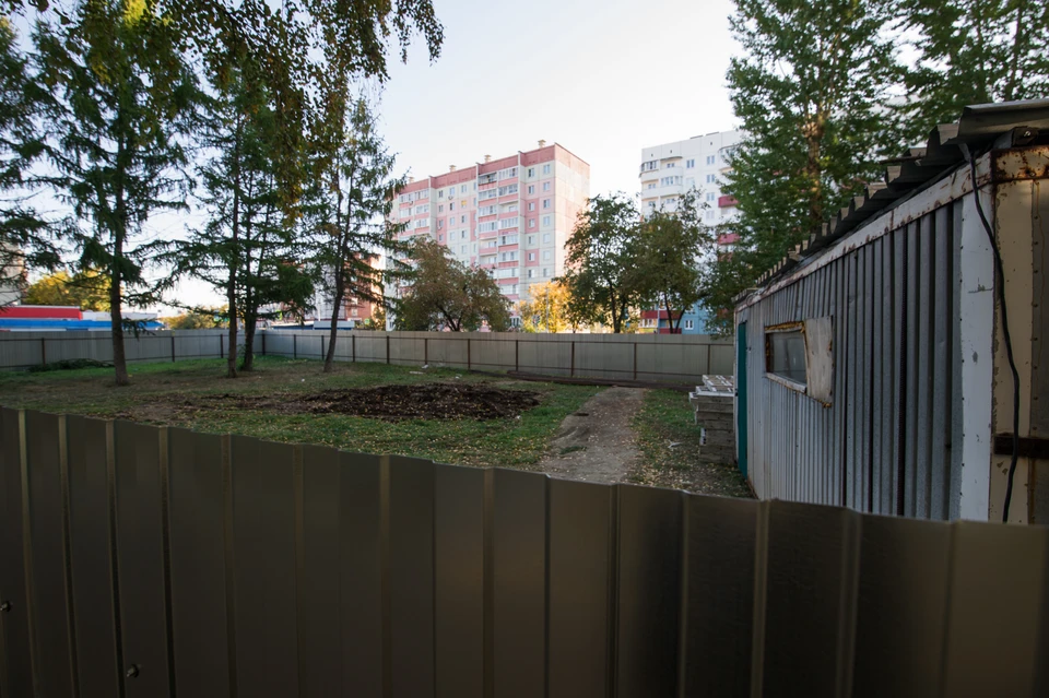 Забор у дома Солнечная, 24 установили. Но никакой информации о застройщике не повесили.