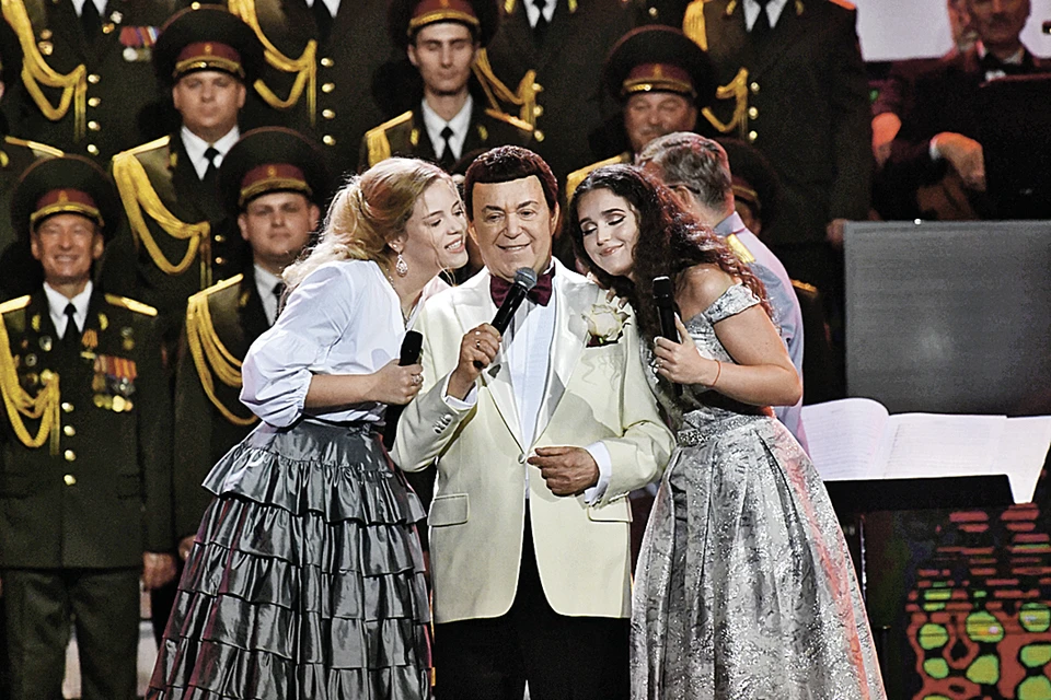 Поздравить юбиляра в Кремлевский дворец приехали не только знаменитости, но и родные внучки Иосифа Кобзона.