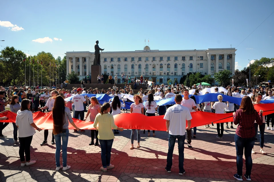 В центре крымской столицы развернули огромный триколор.