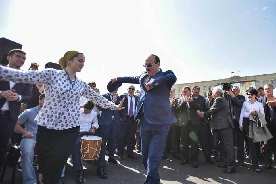 Отставку глава Дагестана объяснил возрастом. Но в свои 71 Рамазан Абдулатипов очень зажигательно танцевал в Ставрополе на Дне города-2017. Фото: пресс-служба губернатора СК