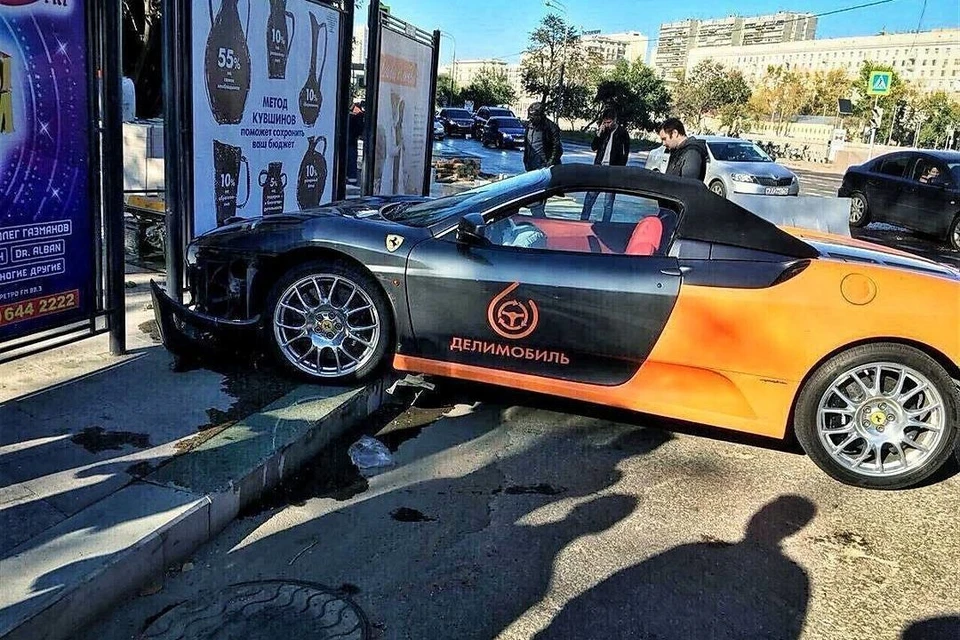Единственный в столице каршеринговый Ferrari попал в аварию
