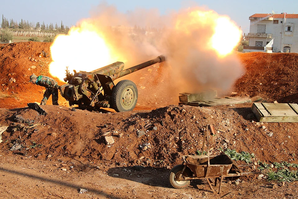 Сирия, город Осман. Работа артиллерии сирийской армии во время штурма города.
