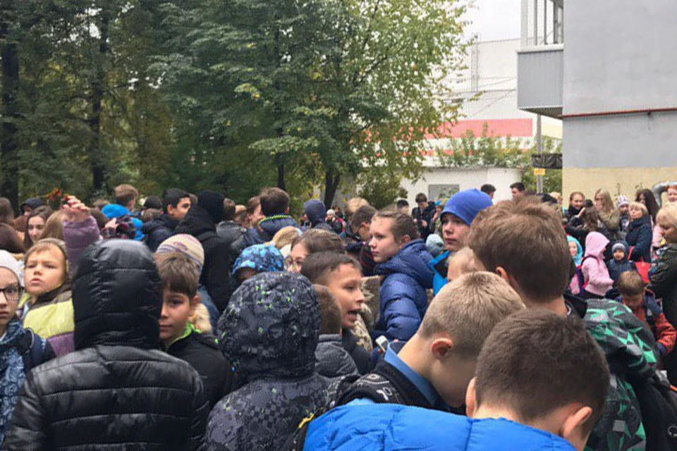 В Нижнем Новгороде эвакуировали десятки школ из-за сообщений о взрывном устройстве.