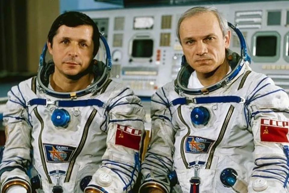 Виктор Савиных (слева) и Владимир Джанибеков в центре подготовки перед вылетом. Фото из личного архива Виктора Савиных.