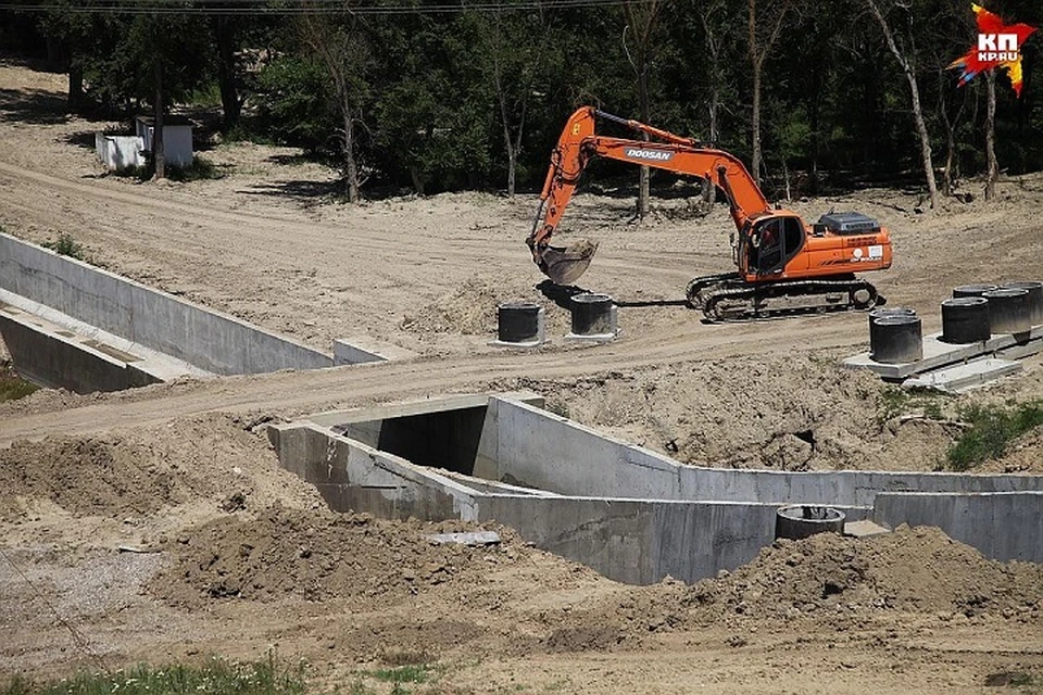 В мае 2017 года спасателям и военным пришлось срочно строить новую дамбу, чтобы сдержать поток воды перед Зеленокумском.