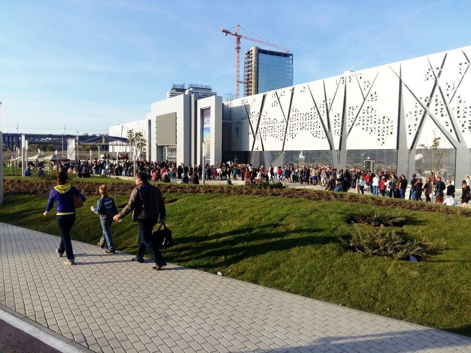 Очередь в музей растянулась на сотни метров.