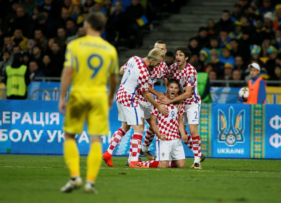Сборная Хорватии празднует гол в ворота сборной Украины.