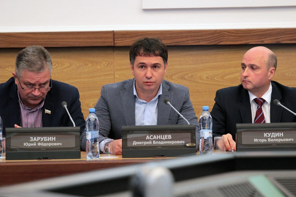 Депутаты провели дискуссию и отправили вопросы концессионеру в письменном виде. Фото: пресс-центр Совета депутатов города Новосибирска