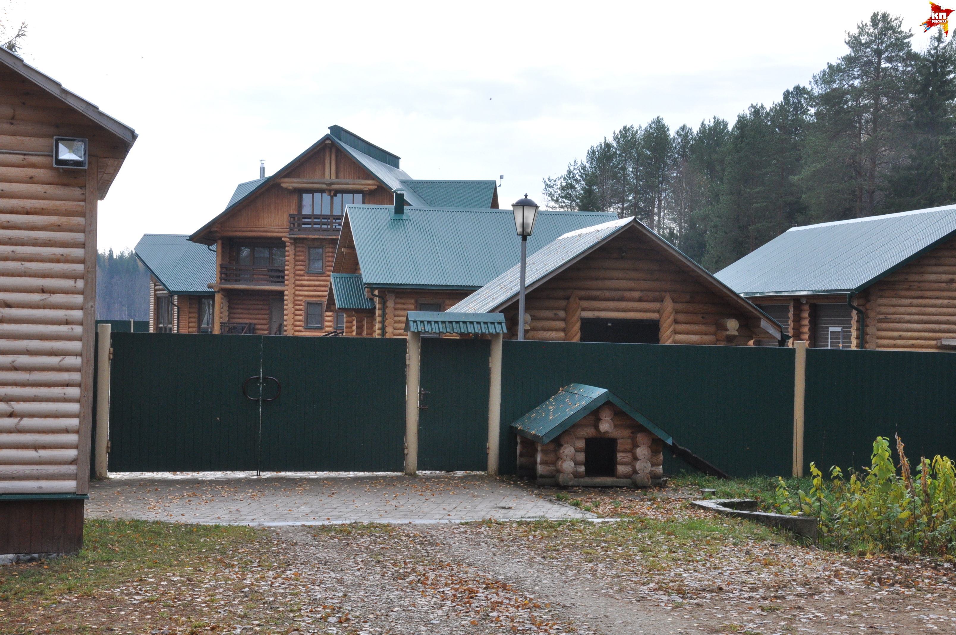 Загородная резиденция огорожена высоким забором