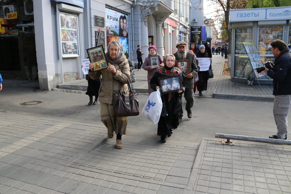 Активисты идут под кинотеатр Шевченко