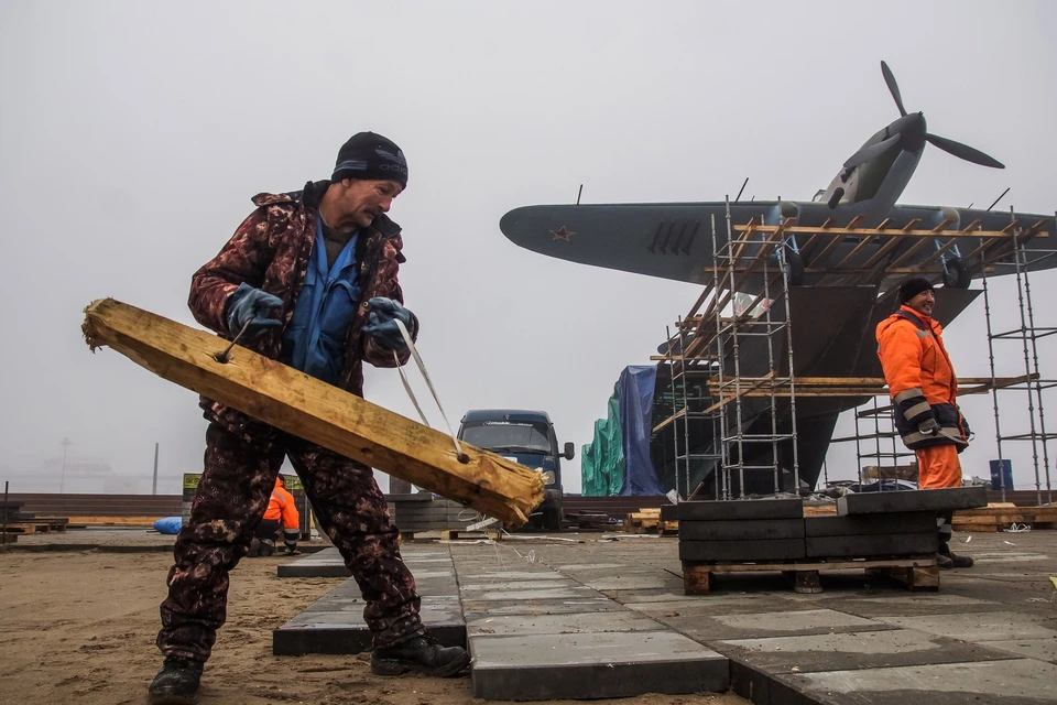 Самолет привозили к постаменту частями