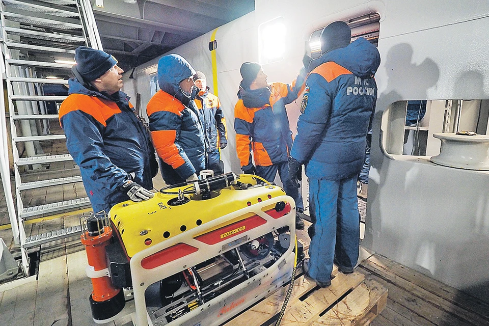 Российские спасатели готовят «Фалькон» к погружению на месте катастрофы на Шпицбергене. Фото: Наталья ДМИТРАК/ТАСС