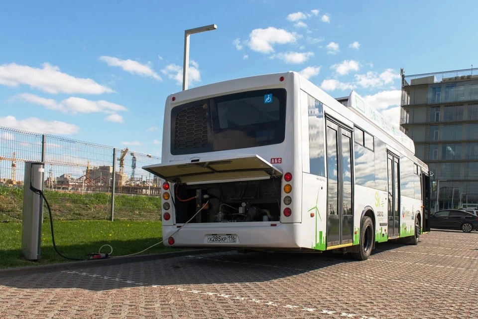 Электробусу КАМАЗ-6282 достаточно для преодоления пути в 100 км энергии, накопленной всего лишь за шесть минут. Фото: КАМАЗ