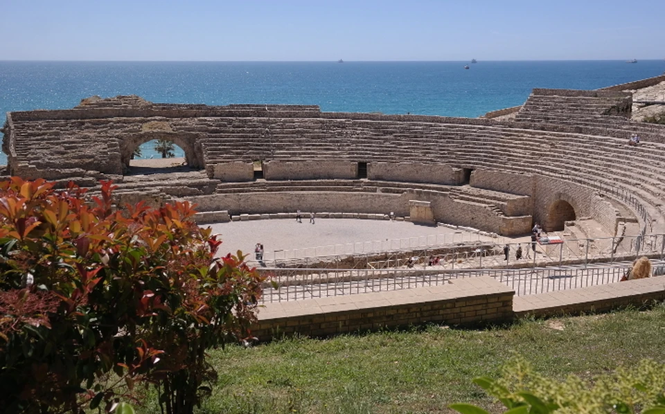 Амфитеатр в Таррагоне с видом на Средиземное море. Древние римляне знали, где строить!