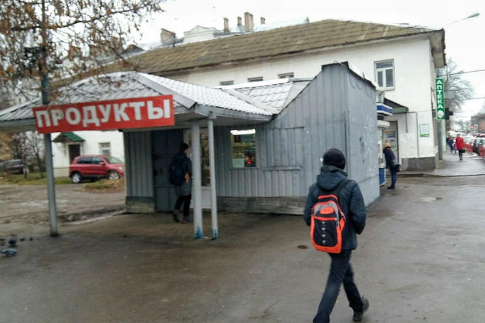 Ларек на Большой Октябрьской, куда прямо из школы за энергетиками бегают дети, стал головной болью для родителей местных ребятишек.
