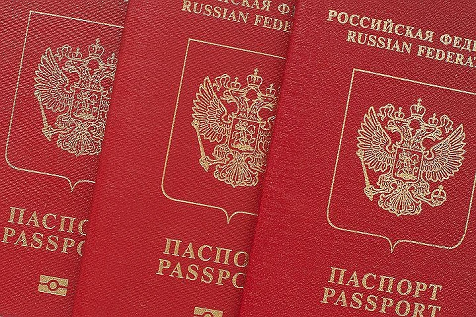 За что жителей Крыма лишают российского гражданства