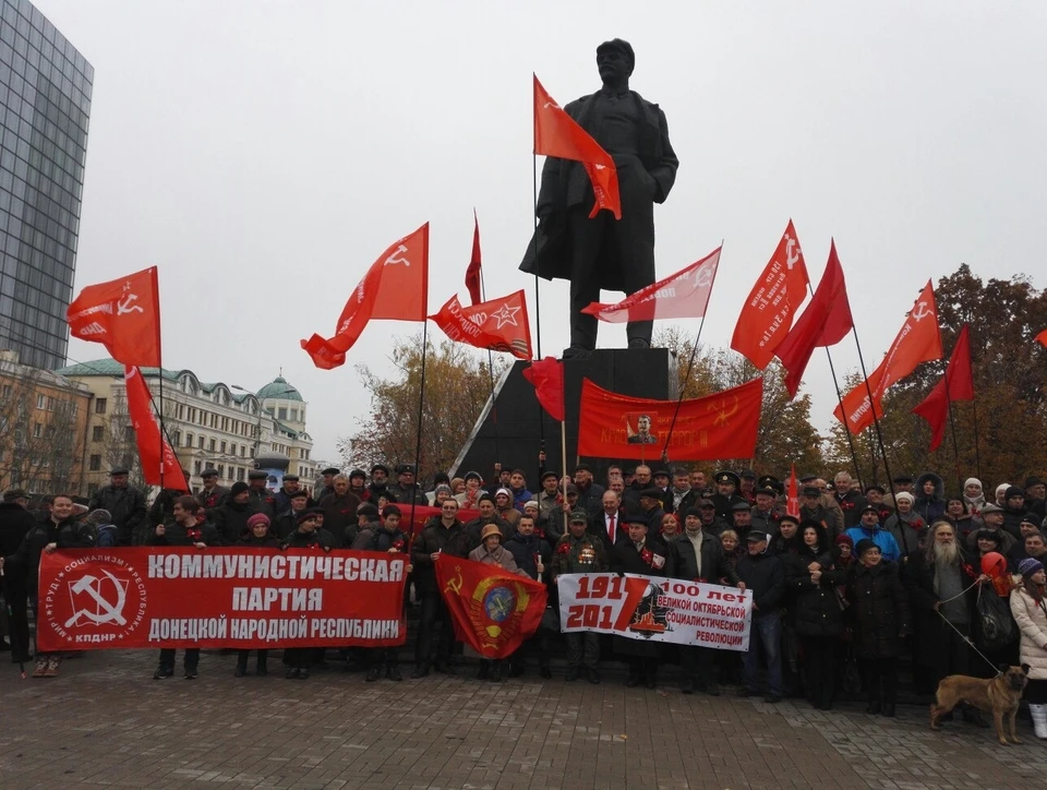 7 ноября в Донецке было шествие под красными флагами