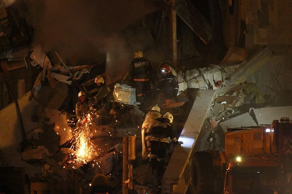 На месте взрыва работают спасатели. Фото: Дмитрий Селезнев