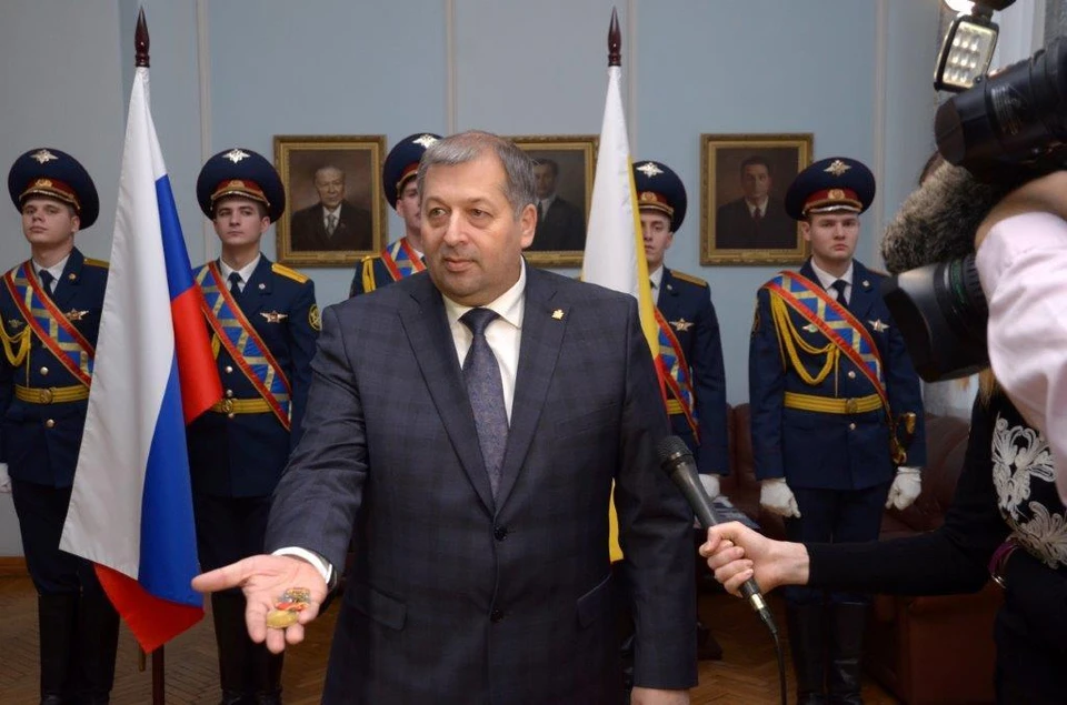 7 ноября заместитель губернатора Сергей Филимонов торжественно представил пропавший орден и наградную книжку в здании правительства Рязанской области.