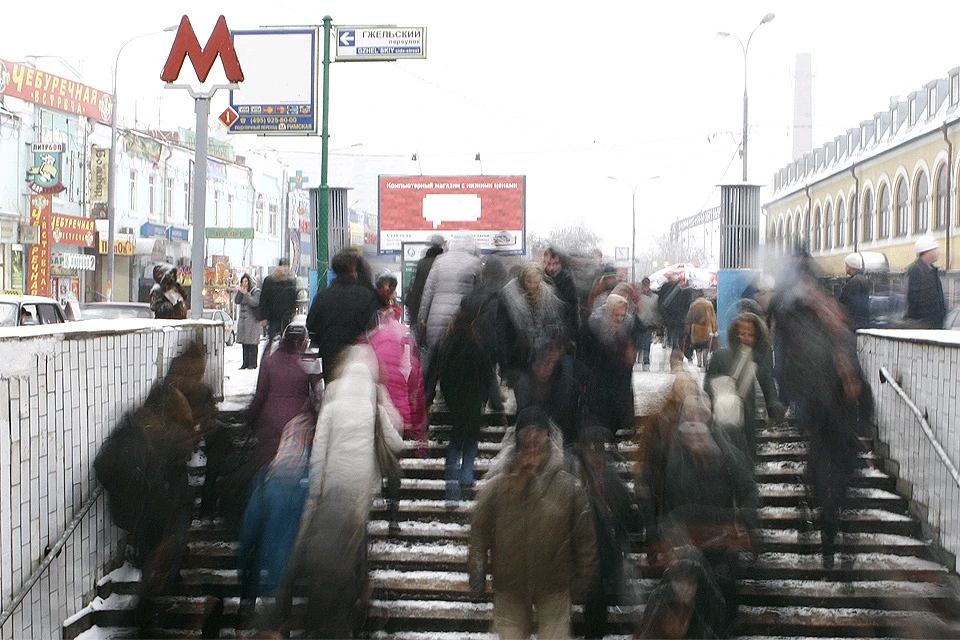 Службы Московского метрополитена переведены на усиленный режим работы в связи с предстоящим ухудшением погодных условий.