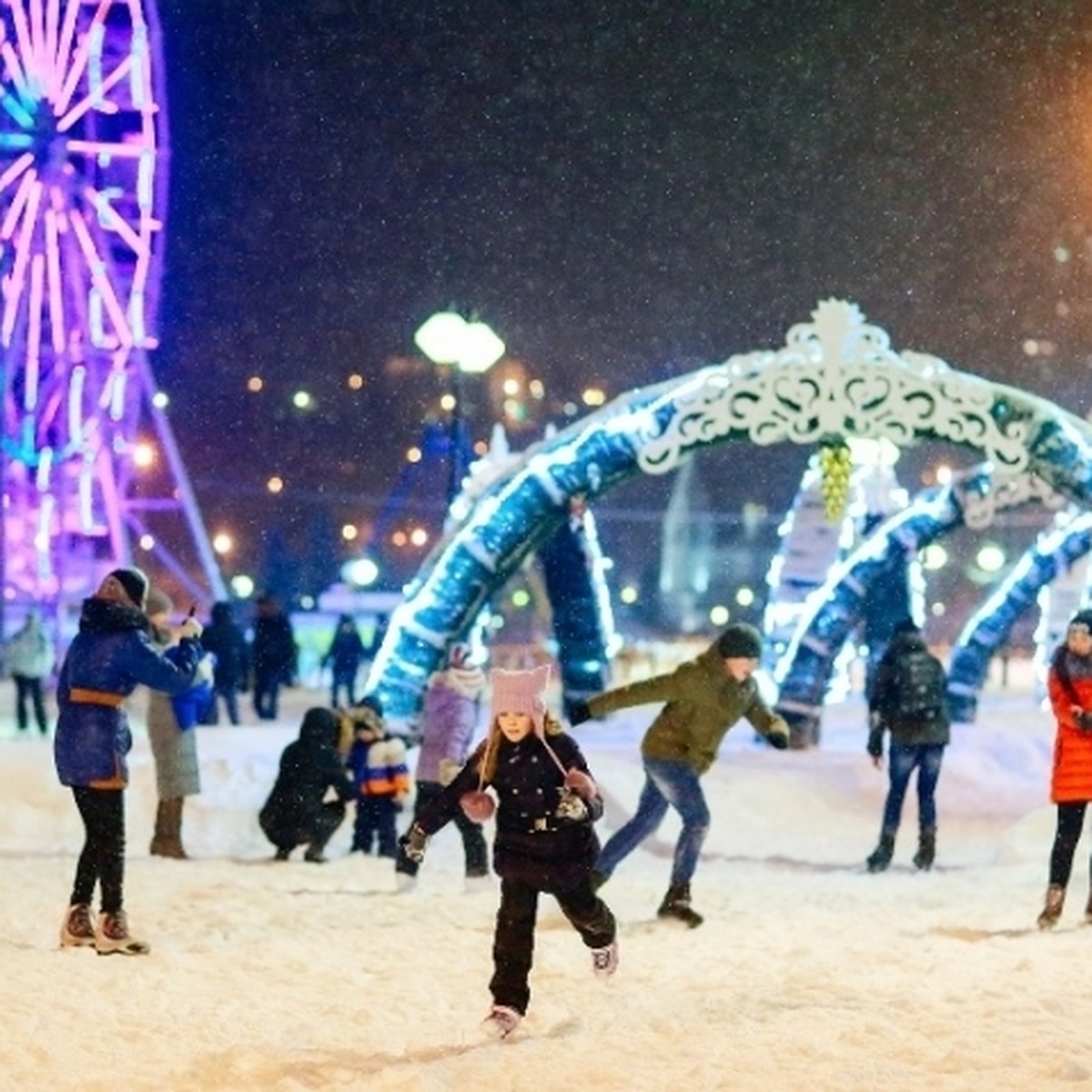 Новый год-2018 в Чебоксарах: самый большой каток в республике, 20-метровая  елка и ледовое шоу - KP.RU