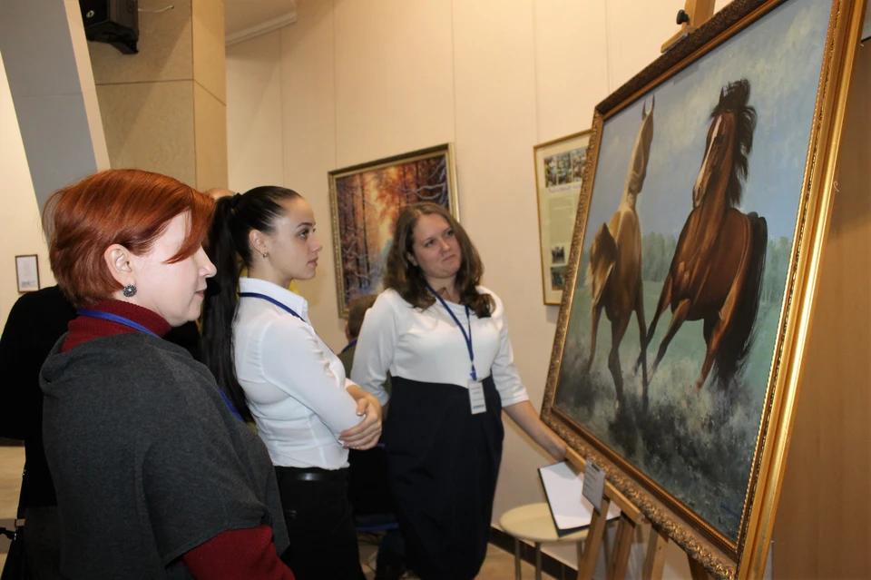 На открытие выставки пришли любители живописи и профессиональные художники
