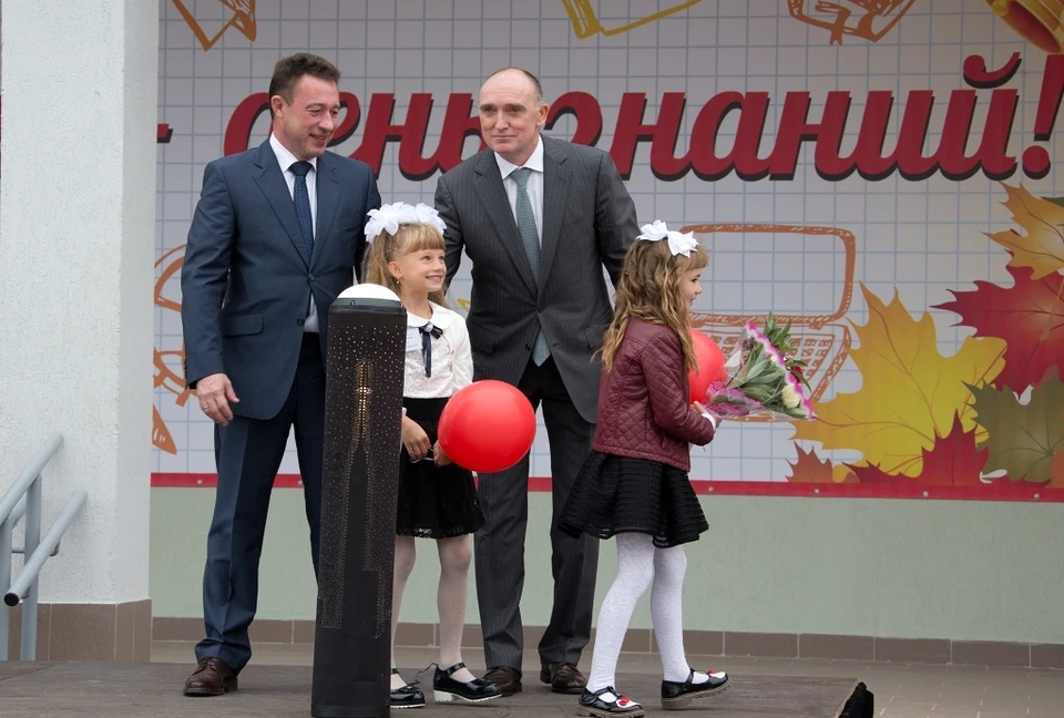 Полпред президента в УрФО Игорь Холманских (слева) и губернатор Борис Дубровский дали первый звонок в новой школе.