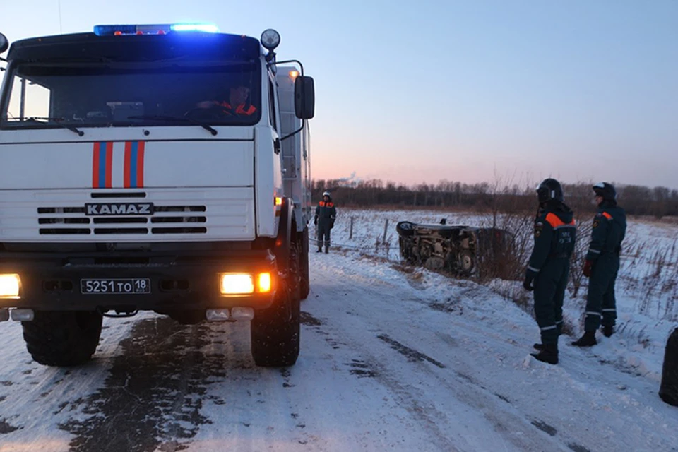 Под Хабаровском сотрудник Амурского спасательного центра вытащил 6 человек из опрокинувшегося автомобиля